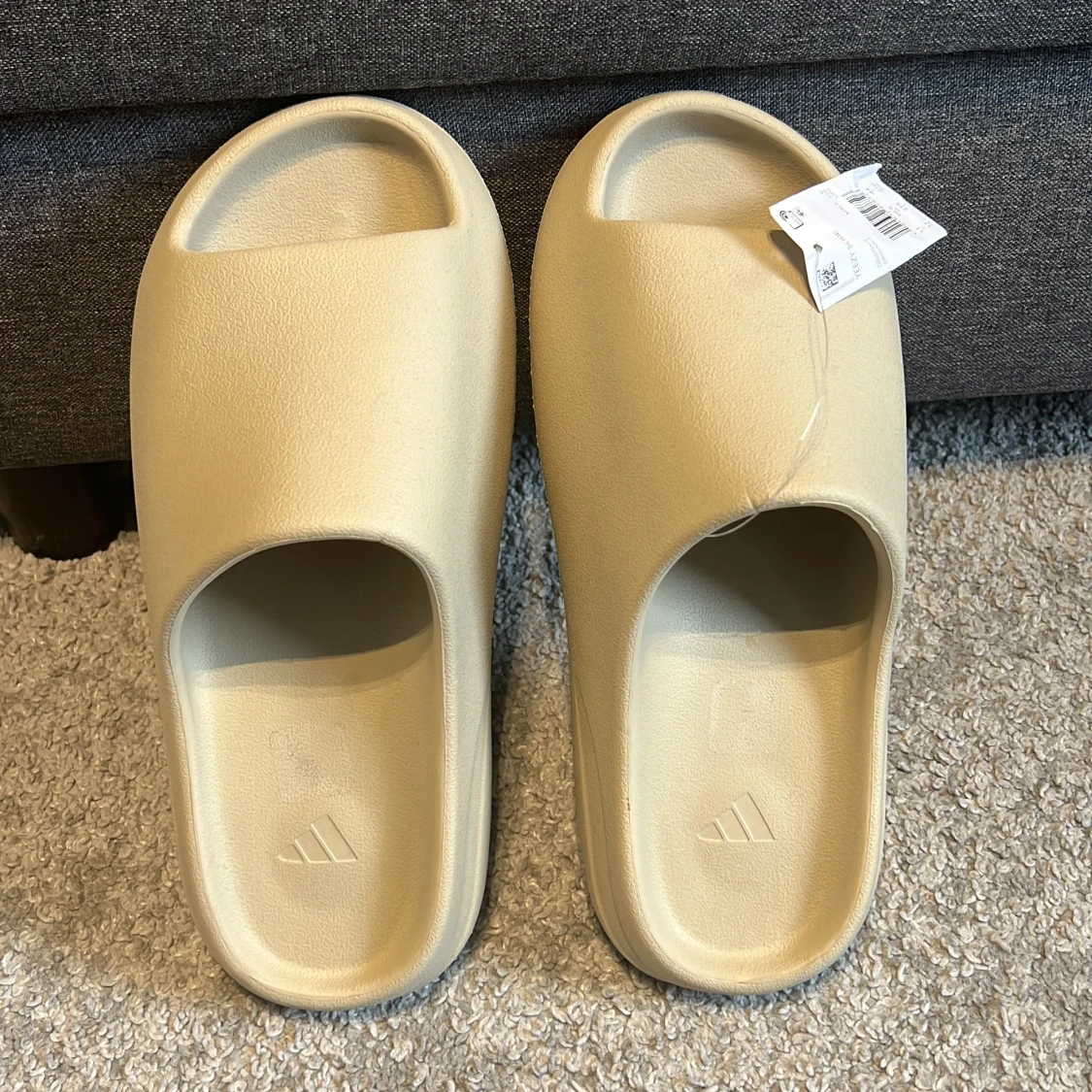 Beige Yeezy Slides från Adidas - 4
