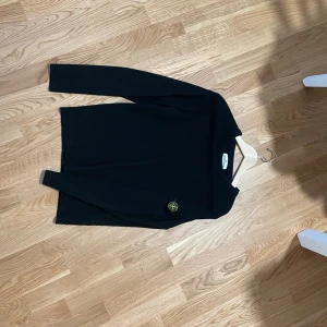 Stone island sweatshirt  - Säljer två stone Island sweatshirt, en svart och en marine blå i storlek 12-156cm (sitter lite större i storleken) 700kr/st eller 1000 för båda. Skickas snabbt med spårbart paket via PostNord📦skriv för fler bilder eller frågor