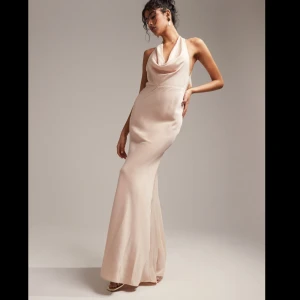 Balklänning  - Säljer nu min puderrosa maxiklänning från asos som endast är använd en gång! Jättefin att ha vid finare sammanhang🩷 (Pris kan diskuteras)