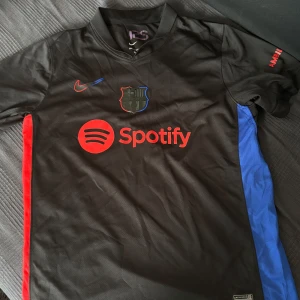 Barca 2024/2025 bortakit - Använd fåtal gånger storlek m men passar storlek s om du har stora armar