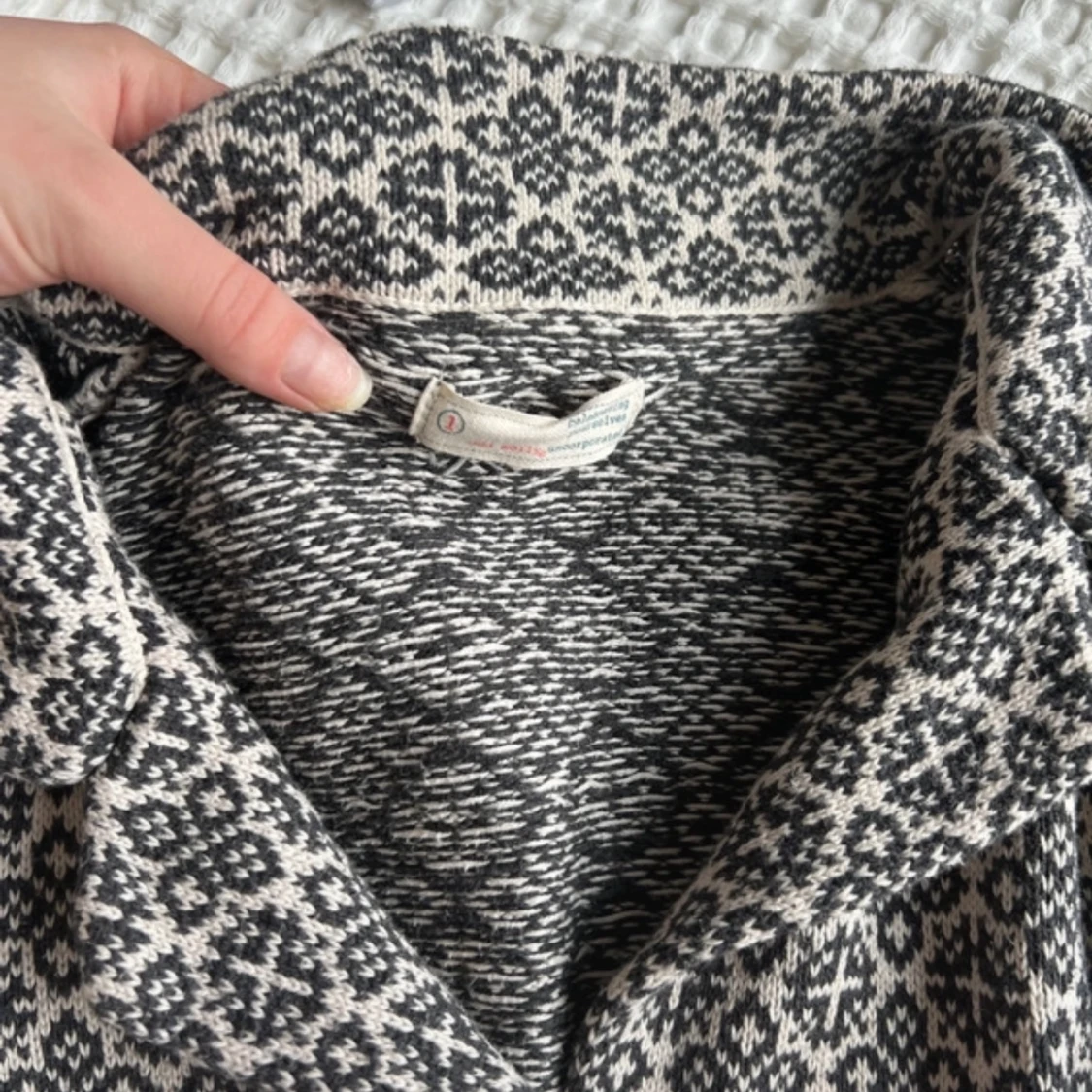 Svartvit stickad jacka med rosett från Odd Molly - 3