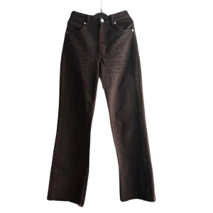 Bruna jeans - Snygga bruna jeans med raka ben och hög midja.