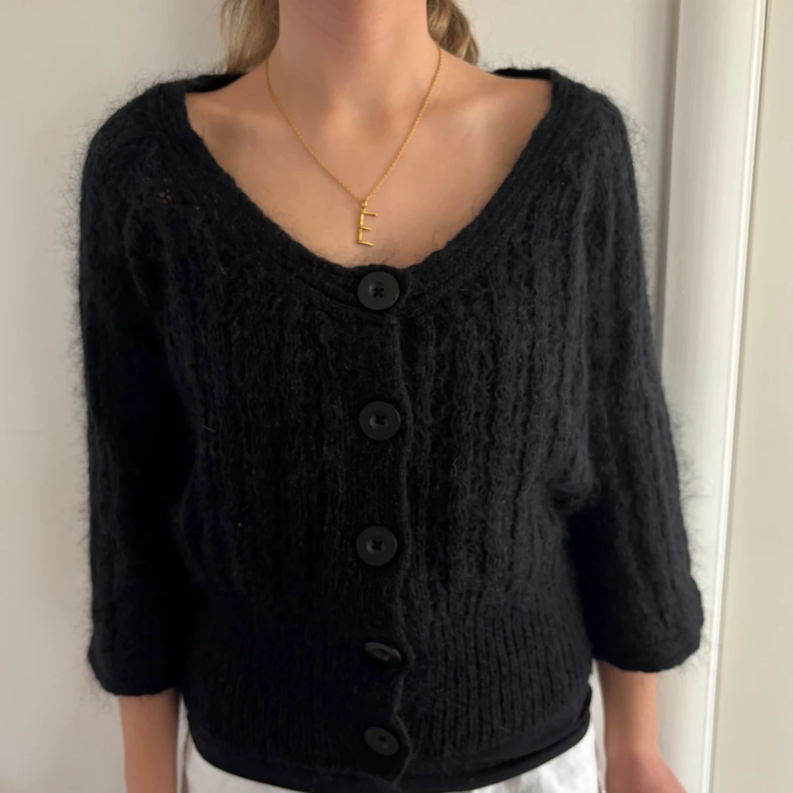 Svart stickad kofta med stora knappar