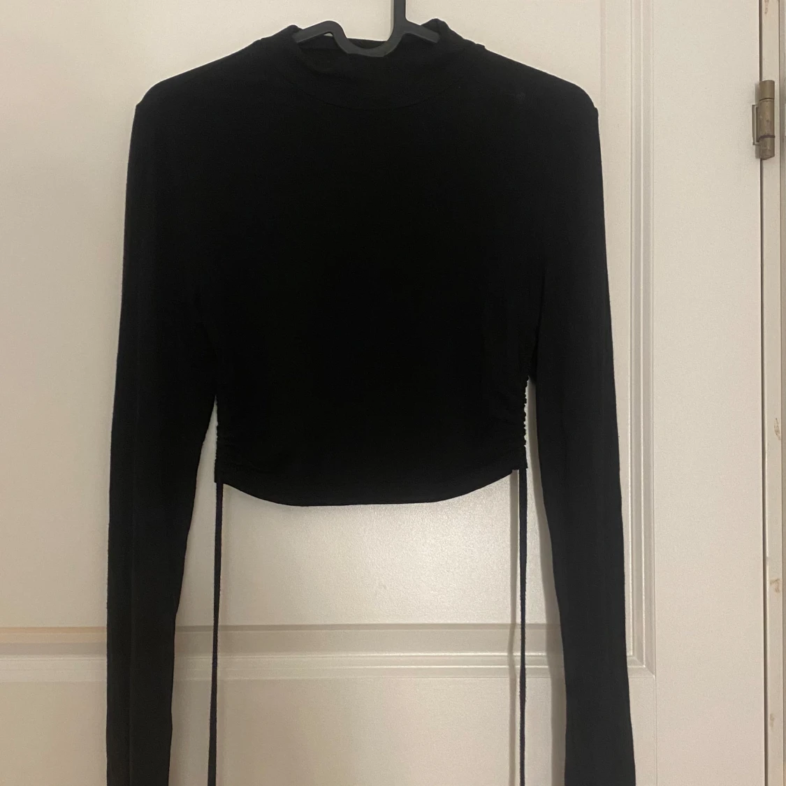 Svart topp med öppen rygg  - 2