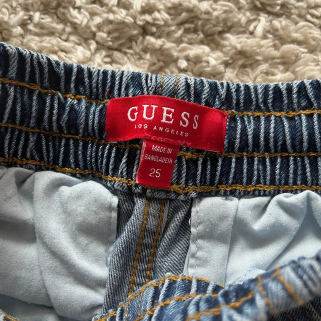 Blå jeansbyxor med logoband från Guess - 3