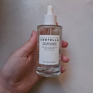 Centella Tone Brightening Capsule Ampoule - Centella Tone Brightening Capsule Ampoule från SKIN1004. Lite använd med mycket kvar! Fördelar:   Ljusar upp huden: Innehåller ingredienser som Madecassoside och Niacinamide, som bidrar till att förbättra och ljusa upp hudtonen. Återfuktande: Innehåller Glycerin, en naturlig fuktgivare som hjälper till att bibehålla hudens fuktbalans. Lugnande egenskaper: Centella Asiatica-extraktet har lugnande effekter på huden, vilket är fördelaktigt för känslig och irriterad hud. Behandlar hyperpigmentering