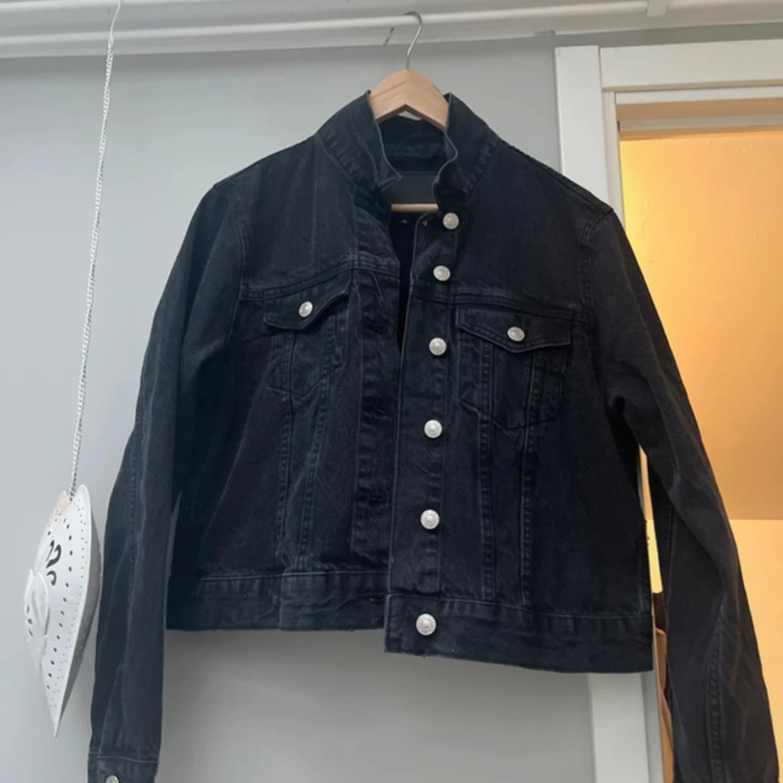 Svart jeansjacka med silverknappar