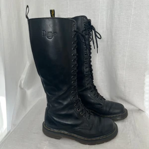 Dr.Martens boots - Dr. Martens 1B60 Bex Black Pisa High Boots. Använda men fortfarande bra skick