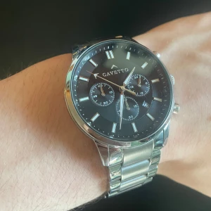 Cavetto klocka - Snygg klocka från märket Cavetto. Klockan är mycket bra skick! Nästan nyskick! Bara använd några gånger. Den är rostfritt stål i ljus silvrig färg, köptes för 1299kr. Hör av er vid frågor!🔥🤝