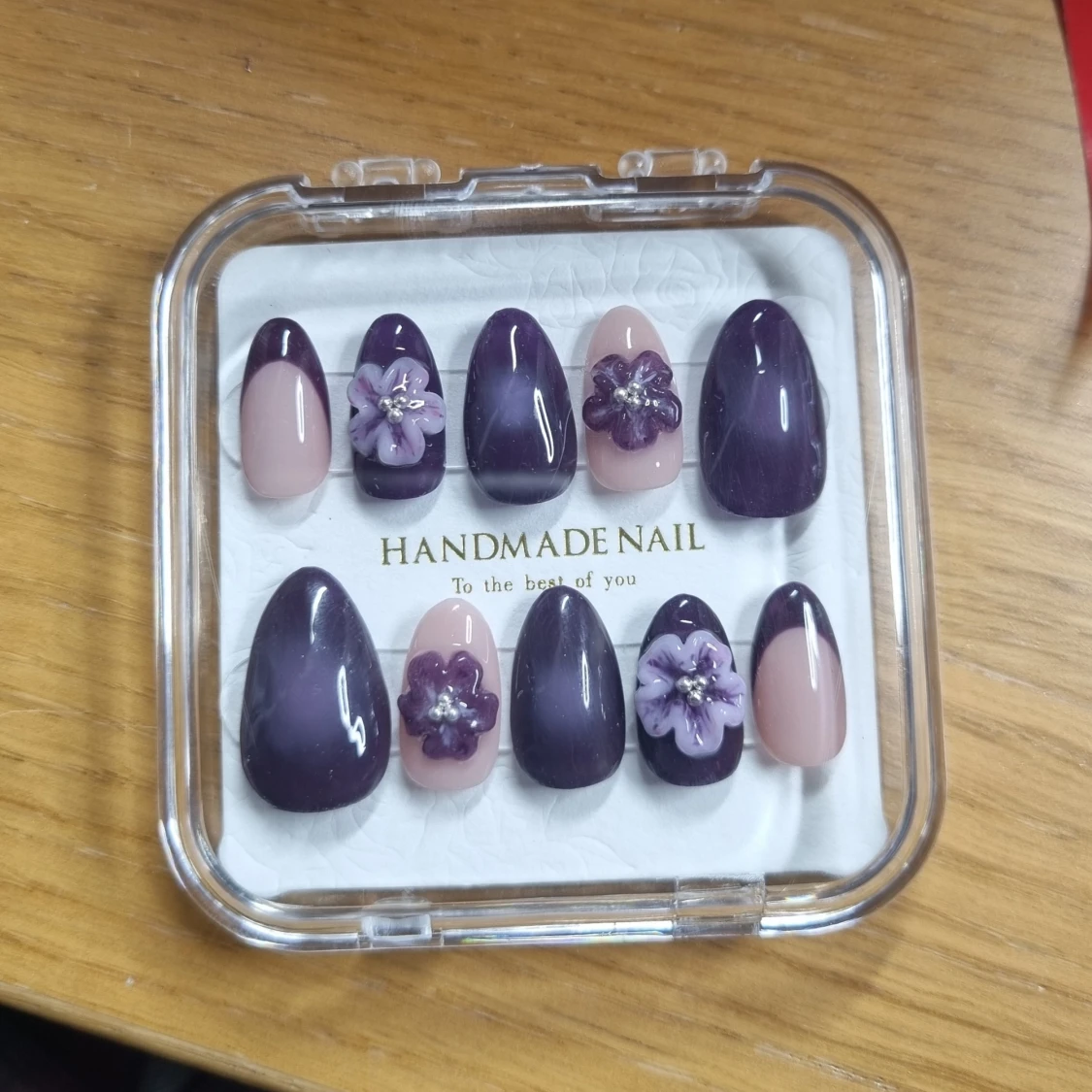 Lila handgjorda lösnaglar med blommor