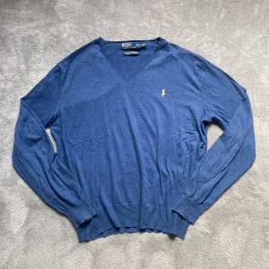 Blå v-ringad tröja från Polo Ralph Lauren - Säljer en blå v-ringad tröja från Polo Ralph Lauren.  Inga defekter och är normal i storleken. Perfekt inför sommar och vår🍾