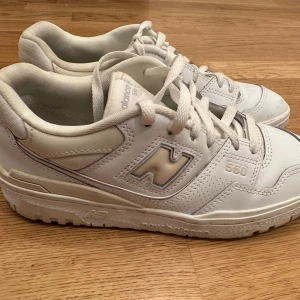 Vita New Balance 550 sneakers - Skor i färgen vit och beige, i bra skick, storlek 39, modell: New Balance 550 