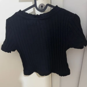 Topp Zara - En topp från Zara i stl S som är i väldigt bra skick säljs för 75 kr. 