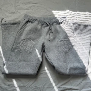 Tuttolente  - Säljer dessa feta mjukis byxor från Active boys. Byxorna kommer igentligen med en zip hoodie men tyvär har jag ej den! Byxorna är i gott skick. Lite noppriga men inget märkvärdigt. Skriv vid fler frågor och funderingar!