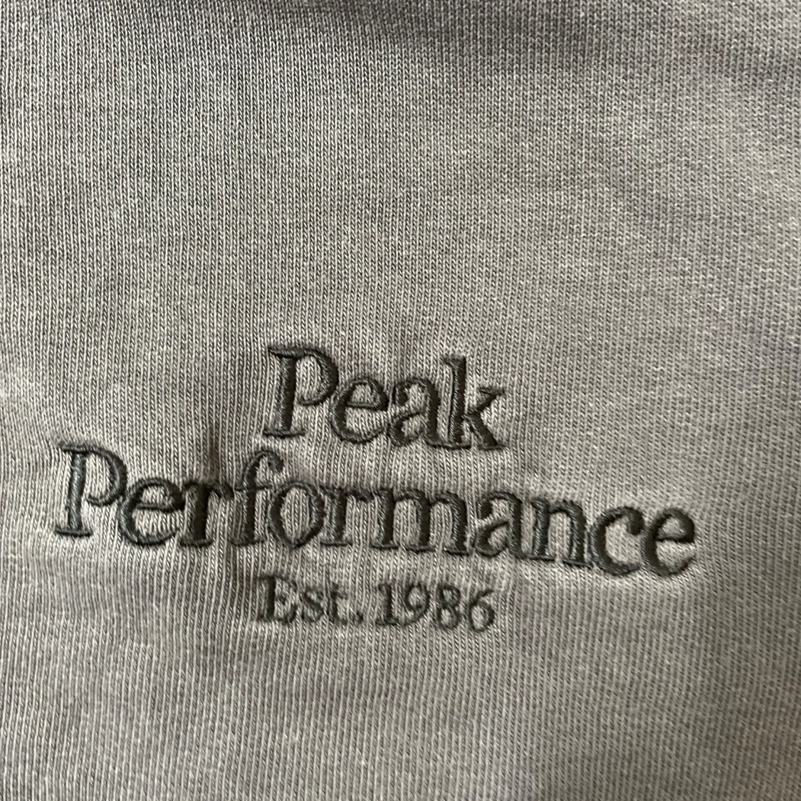 Mörkgrå hoodie från Peak Performance - 2