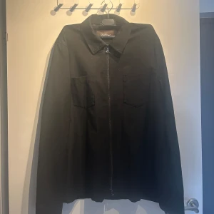 Oscar Jacobsson Overshirt - Svart Overshirt från Oscar Jacobsson , bra skick , Passar L/XL