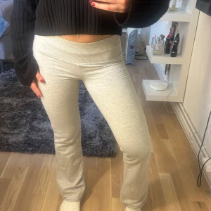 Mjukisbyxor - Säljer ett par ljusgrå mjukisbyxor med bred ribbad resår i midjan. Byxorna är från Nelly i st xs/xs, de är väldigt stretchiga! Super sköna och snygga💕 Perfekta för en myskväll hemma