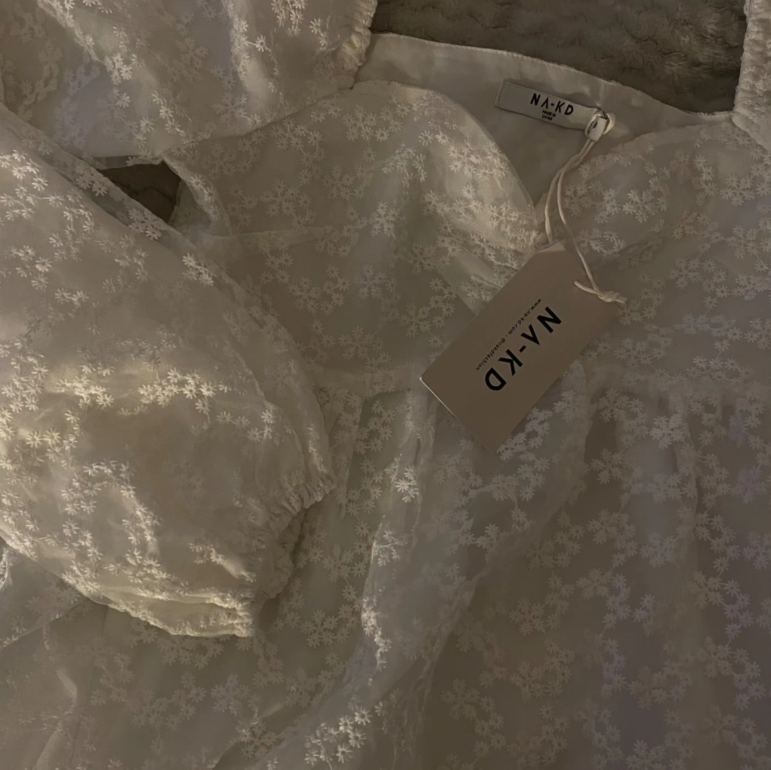 Studentklänning/Vit blommig klänning från NA-KD 