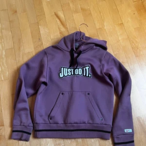 Lila Nike hoddie  - Hoddien är i barnstorlek L, men skulle säga att den passar till XS-S! Hör av er vid frågor💗