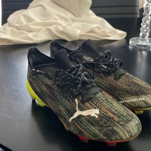 Fotbollsskor Puma - Tja, säljer ett par puma-fotbollsskor! Använda ett par gånger(lite slitet på toppen av skosnörena. De är eu 40 och us 7.5 och uk 6.5. Hör av dig om du har frågor och funderingar!