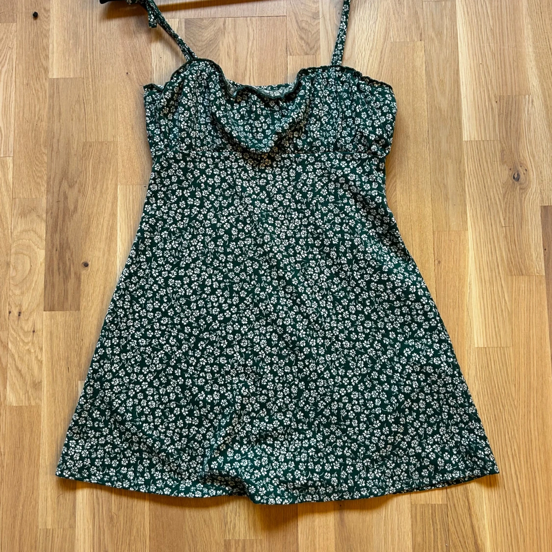 Grön blommig kortklänning med smala axelband