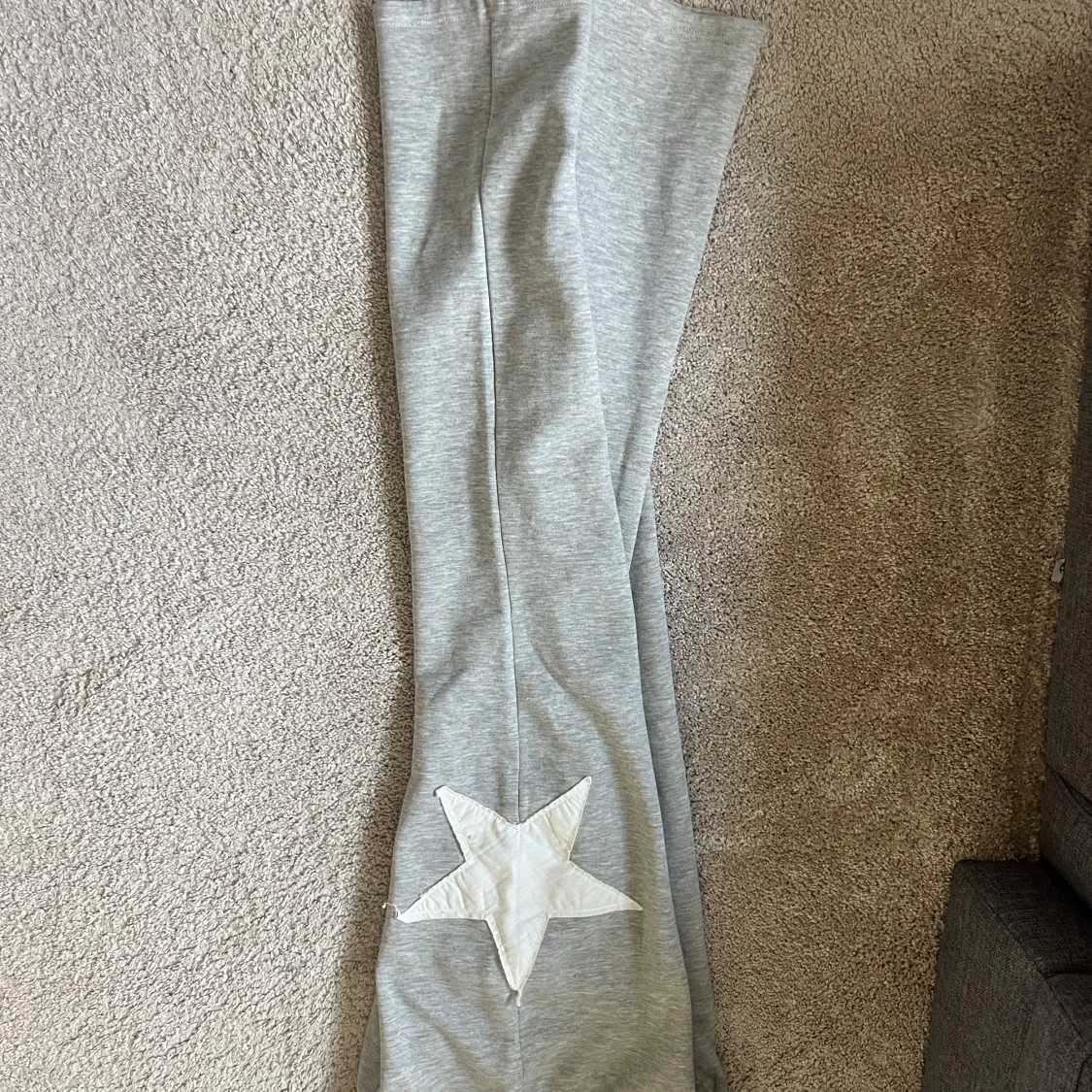 Grå mjukisbyxor med vit stjärna från Kappahl - 2