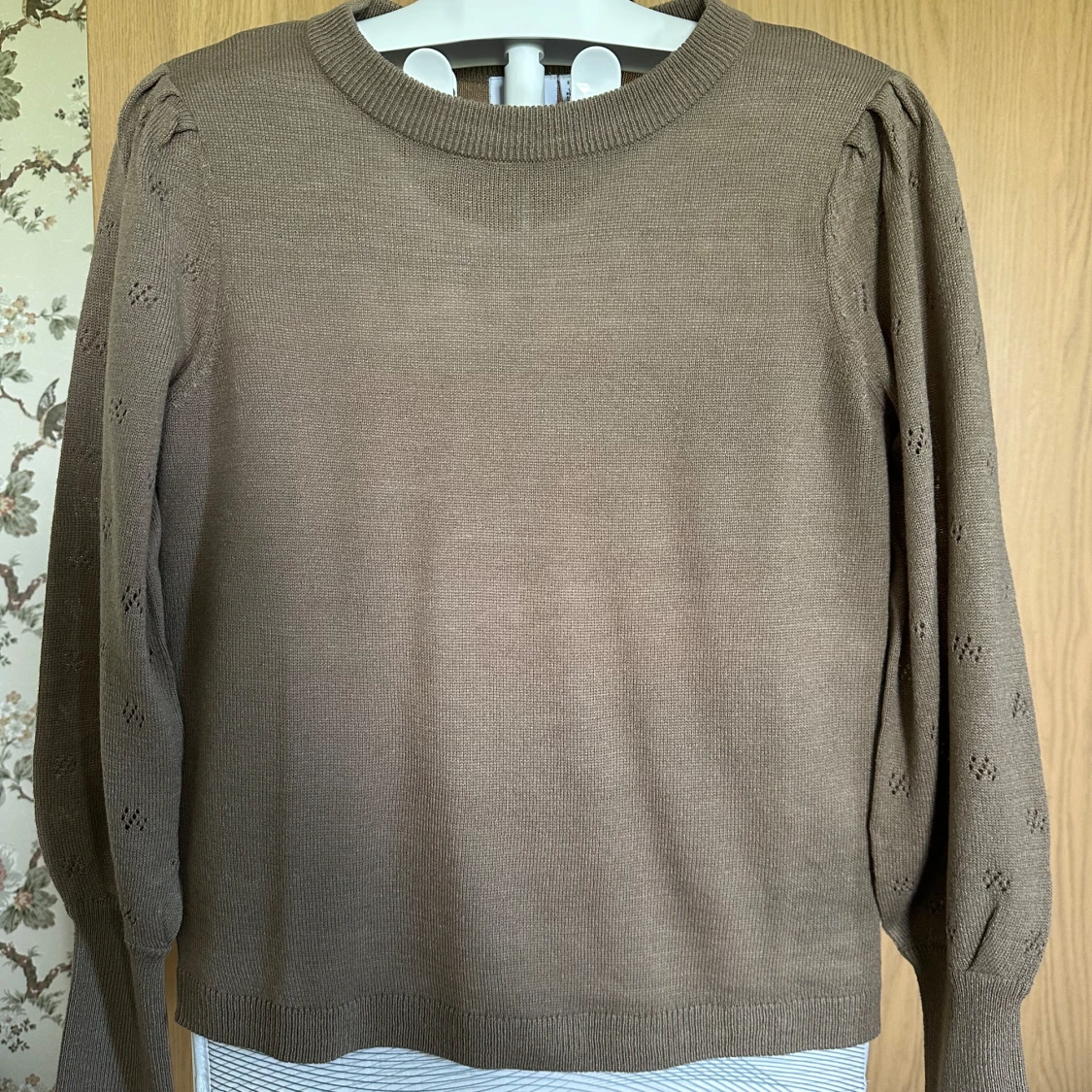 Beige stickad tröja med puffärmar från Vila