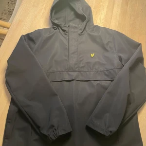 Lyle & Scott annorak jacka - Marinblå jacka i ny skick, strl L. 
