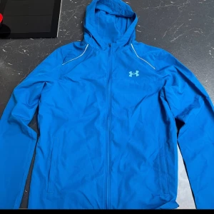 Under armour jacka blå - Nyskick då den är lite för liten för mig. Jag är 180cm 83kg
