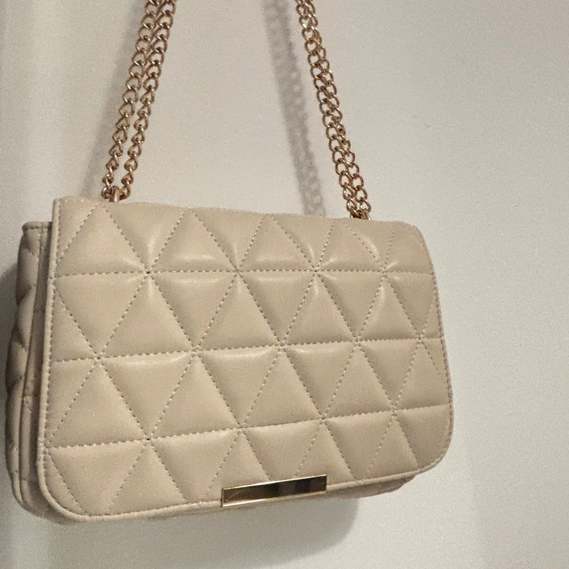 Beige quiltad axelväska med guldkedja - 2