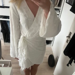 Vit klänning - Superfin klänning!! Perfekt för studenten, midsommar osv🤍🤍🫶🫶jätte bra skick aldrig använd.