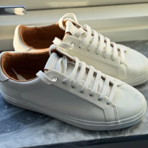 Vita sneakers  - Säljer ett par vita snakers från Zara, använt de 1 gång . Rikigt clean och feta 