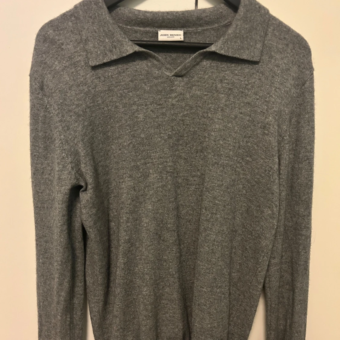 Grå kashmirtröja med krage från John Henric