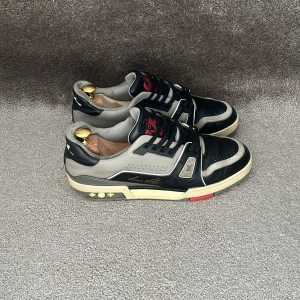 Louis vuitton Virgil Abloh trainers - Säljer dessa riktigt feta LV trainers! Skorna har riktigt feta detaljer och olika material. Nypris 12000kr men säljer endast för 3500kr! Priset kan diskuteras vid en snabb förhandling! Lite slitna men syns inget av det vid användning och påverkar heller inte det! Passar nästan till allt! Äkta ✅ Skriv vid minsta intresse! MVH DC 🔹
