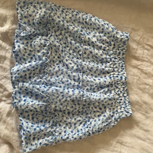 Blommig volangkjol - Supersöt kort kjol från New Yorker. Aldrig använd. 