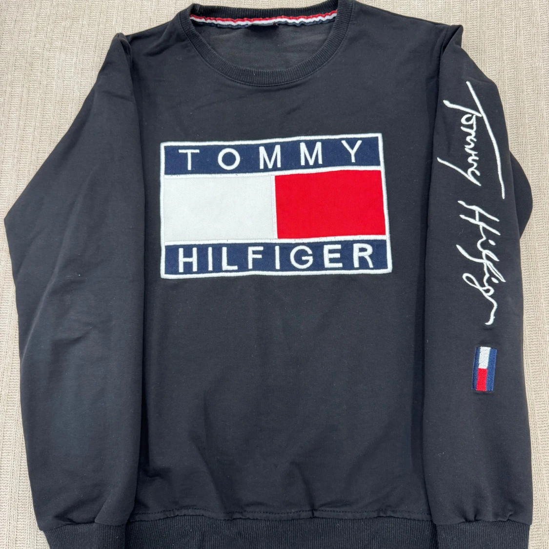 Svart sweatshirt från Tommy Hilfiger - 2