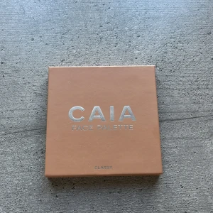 CAIA Face Palette Classy - Säljer en CAIA Face Palette i färgen Classy. Paletten innehåller fyra puder: contour, blush, bronzer och highlighter. Kommer i en snygg beige förpackning med spegel i locket. Den är använd ett fåtal gånger men ser nästan ny ut. 