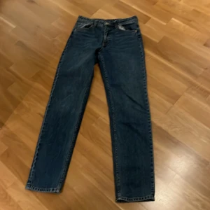 Blå raka jeans - Säljer ett par mid straight jeans från monki. De är bara använda några gånger.