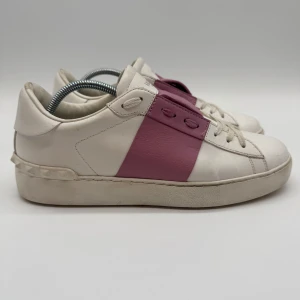 VALENTINO OPEN SNEAKERS - Valentino open sneakers - Skick: 9,5/10 - Storlek 39 - Tillbehör: Enbart skorna - Nypris 7700kr - deluxecloset 
