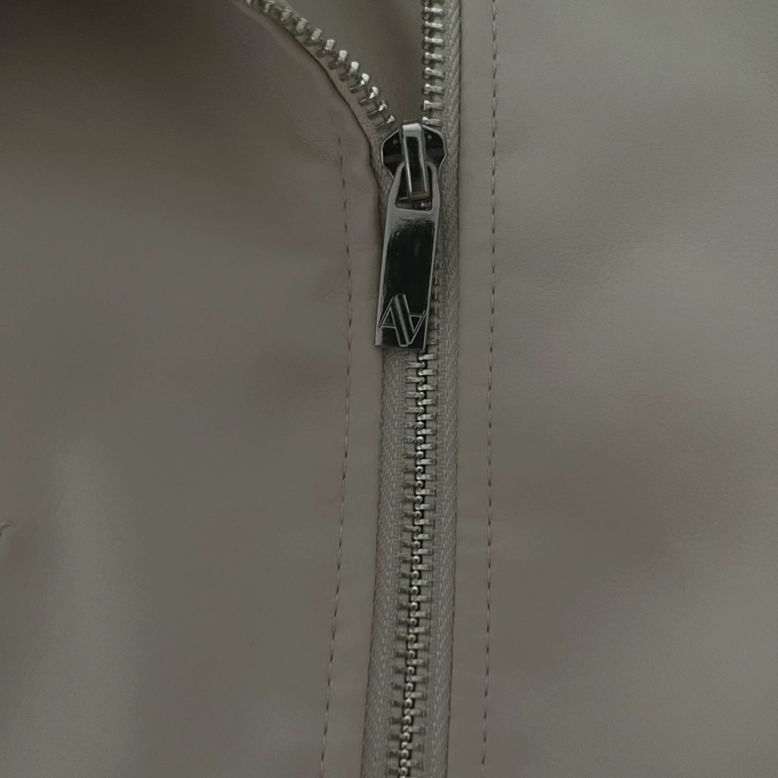 Beige croppad skinnjacka med dragkedja🤍 - 4