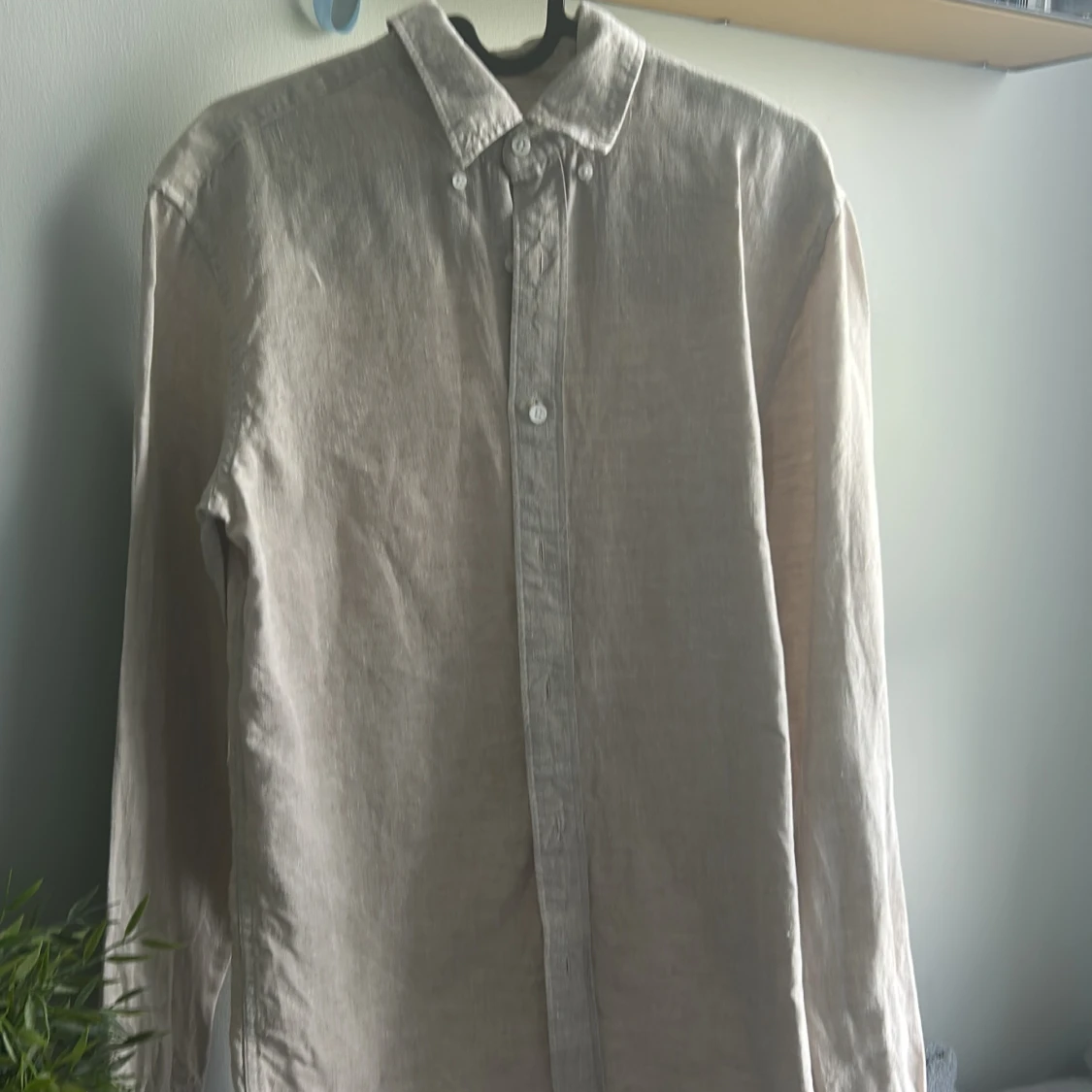 Beige linneskjorta med knappar