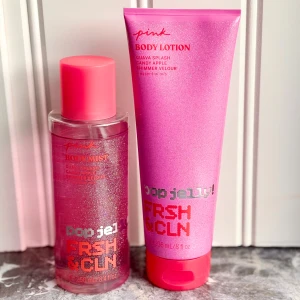 Pop Jelly! Fresh & Clean Body Mist och Body Lotion från Victorias Secret Pink - Säljer ett superhärligt set med Pop Jelly! FRSH & CLN Body Mist 250 ml och Body Lotion 236 g från Victorias Secret Pink. Misten är enbart testad och krämen är inte öppnad, vilket syns på bild nr 3. Säljs ihop enligt angivet annonspris, alternativt separat (kontakta mig iaf). 