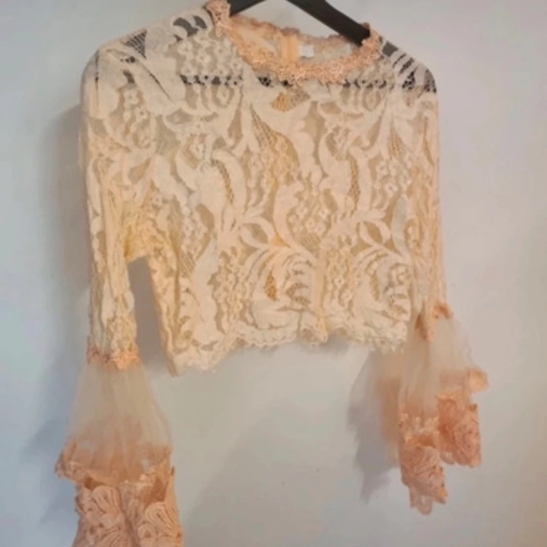 Spetsblus topp med volanger - 3