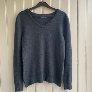 Ralph Lauren ulltröja  - En mycket mjuk och skön Ralph Lauren ulltröja med 100% lammull. Inga fläckar eller skavanker. Perfekt inför sommarkvällar!!  Måtten är ca 45 i axelbredd och 60 i längd.  Tveka inte på att skriva om du har några frågor!!