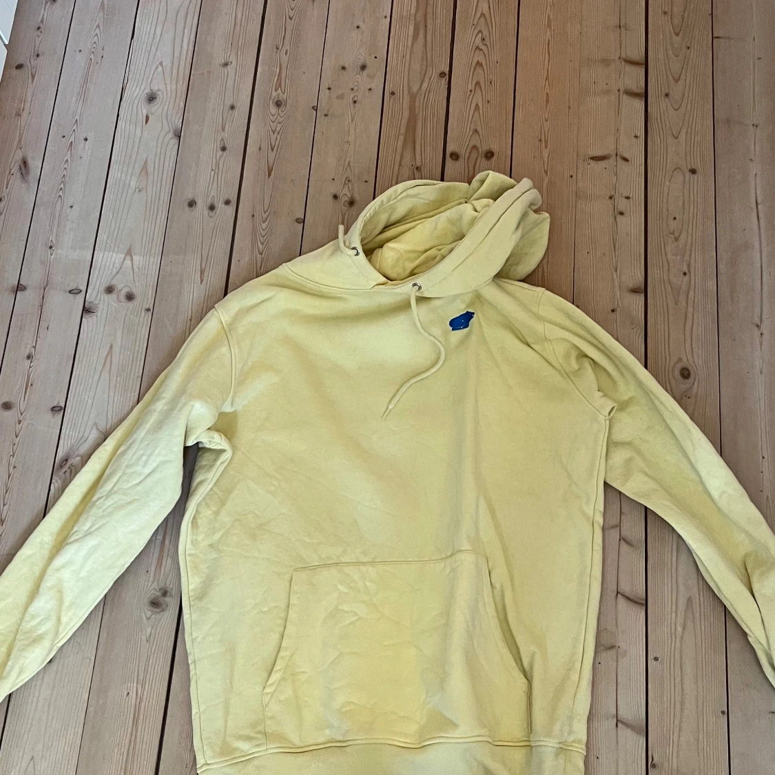 Gul hoodie med tryck från Air Cushion