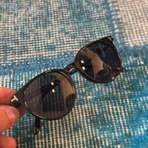 Tom Ford Solglasögon  - Halloj! Nu finns dessa tvär feta Tom Ford Solglasögonen till salu:) Dem är helt nya o säljer då jag inte känner dem passar mig så bra. Tyvärr finns boxen inte kvar så glajorna är de ändå som medföljer! OBS dem är INTE äkta, men är ändå i toppkvalitet utan några ”flaws”. MVH Abbe 