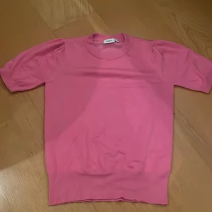 Rosa stickad topp från Saint Tropez - Säljer en söt rosa stickad topp från Saint Tropez i storlek XS. Tröjan har korta ärmar med lätt puff och bred ribbad mudd vid ärmslut och nederkant. Perfekt för dig som gillar färg och vill ha en bekväm men snygg topp. Perfekt för sommaren!! Jätte söt och snygg!! Först till kvarn! Har används få gånger men har en liten fläck på ryggen men har aldrig märkt den och jag har inte provat att ta något medel på.