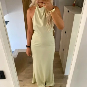 balklänning - ljusgrön balklänning! går hela vägen till marken på mig som är 165🥰 aldrig använd bara provad! 