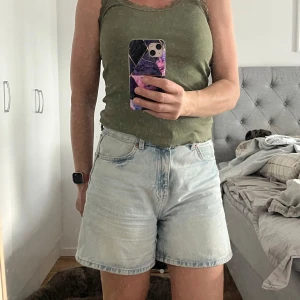 Ljusblå jeansshorts från new yorker - Säljer ett par klassiska ljusblå jeansshorts från new yorker med normal passform och hög midja. Shortsen har fem fickor, bälteshällor och stängs med dragkedja och knapp. Perfekta för sommaren! Köpta i somras.