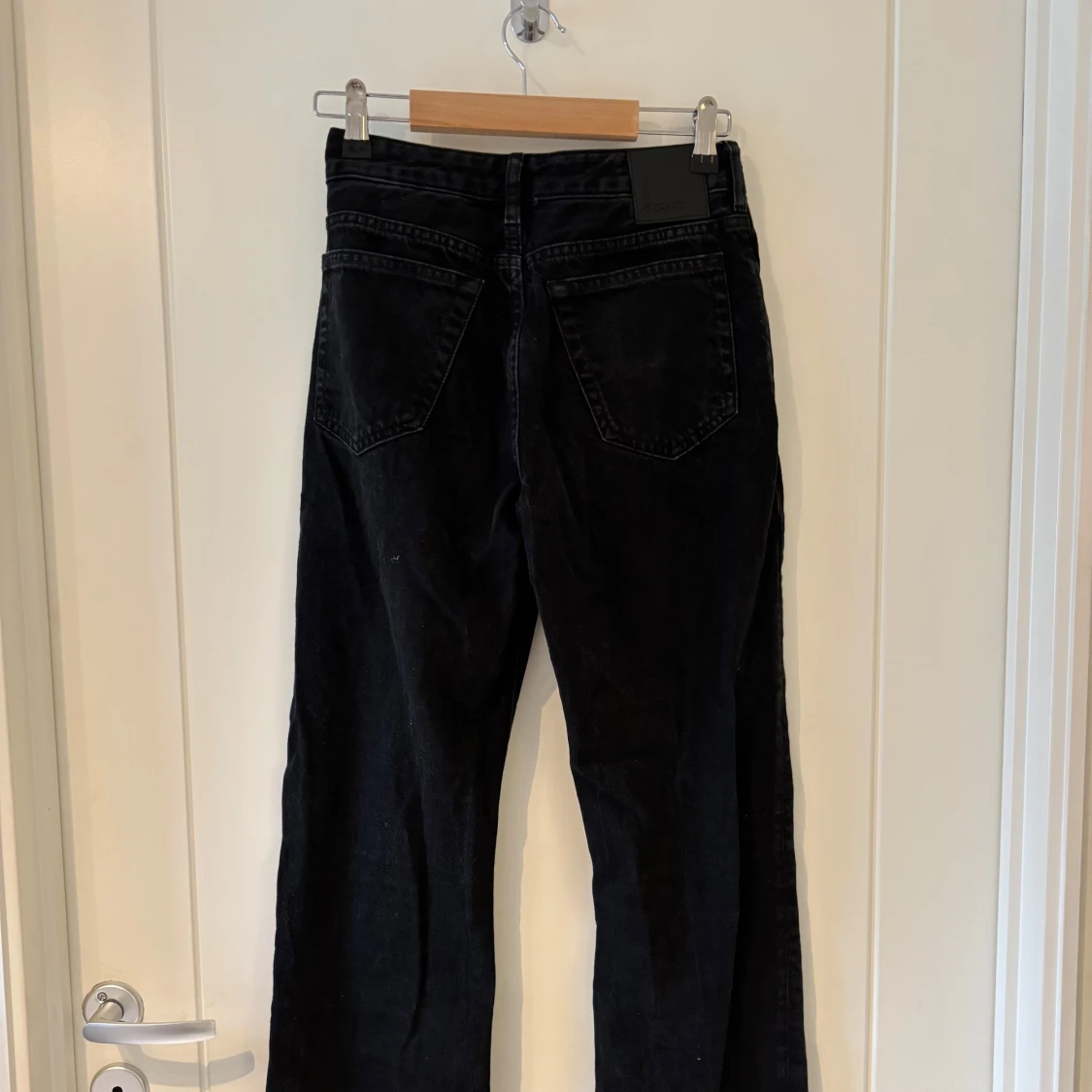 Svarta straight jeans från bikbok - 1